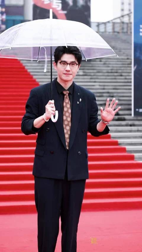 刘昊然撑伞戴镜,黑西装雨天氛围感拉满