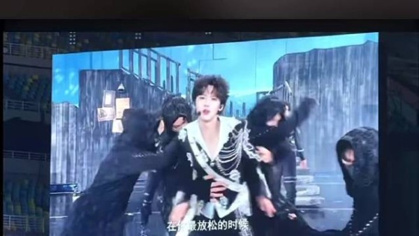 李煜东红发挑染眼镜造型 野性与斯文感同时在线 桀骜少年氛围感扑面而来