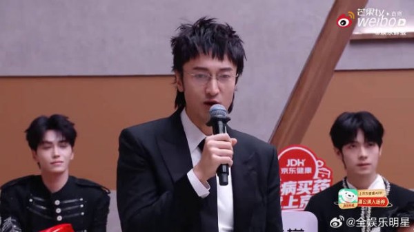 王传君夸赞颜安表演投入充满能量,同为校友,一直默默关注并为他欣喜