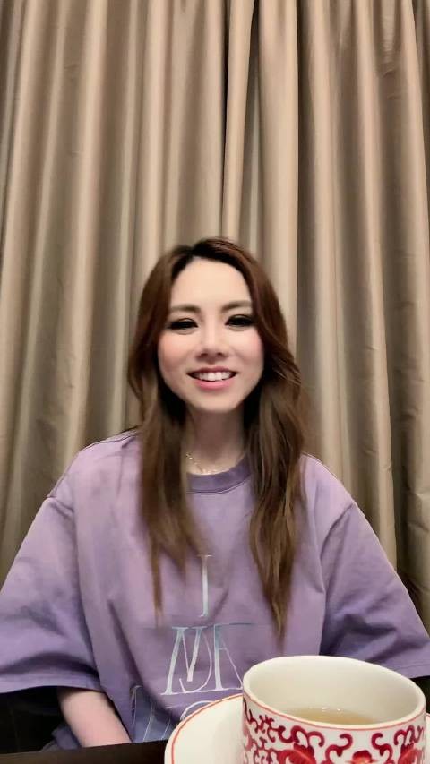 粉丝声援和现场灯光展示,令她感动不已