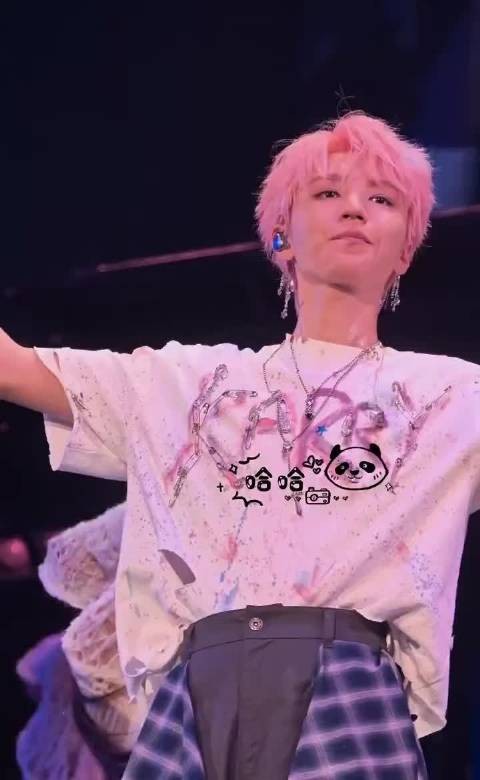 王俊凯听大家合唱时的表情好陶醉好享受 视频Cr.Logo
