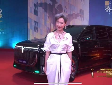 欣赏你的清醒与勇敢, 你的人生由你定义, 而我会为你的每一次绽放喝彩