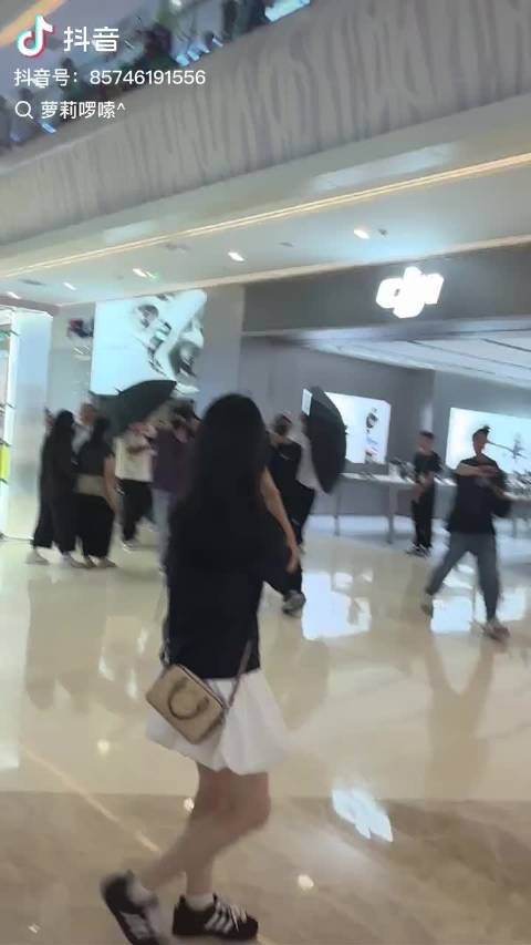 个人认为:这种事情有关部门应该管管,因为有扰乱公共场所秩序的可能