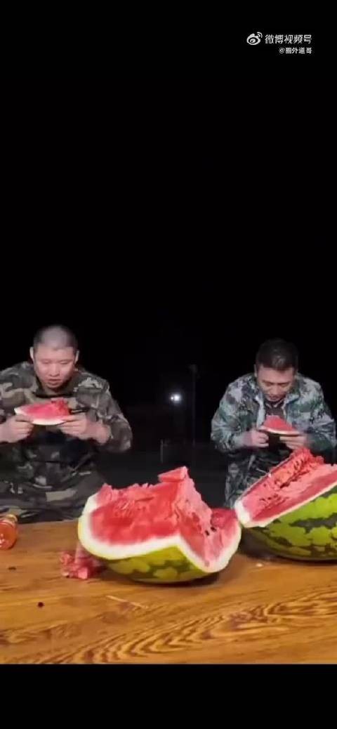 二驴大嘴唇子没白长,这吃西瓜速度太快了,旁边六扯都没反应过来! .