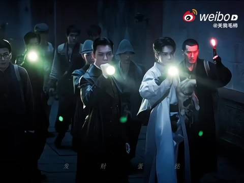 戏内是气场十足的佛爷,戏外花式安利,走到哪里就把剧集宣传带到哪里
