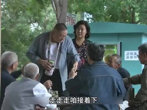 女子路见不平怼大爷老伴,巧合竟是未来婆婆