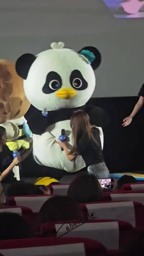 胖儿下舞台两妈妈像第一次抱孩子一样手足无措