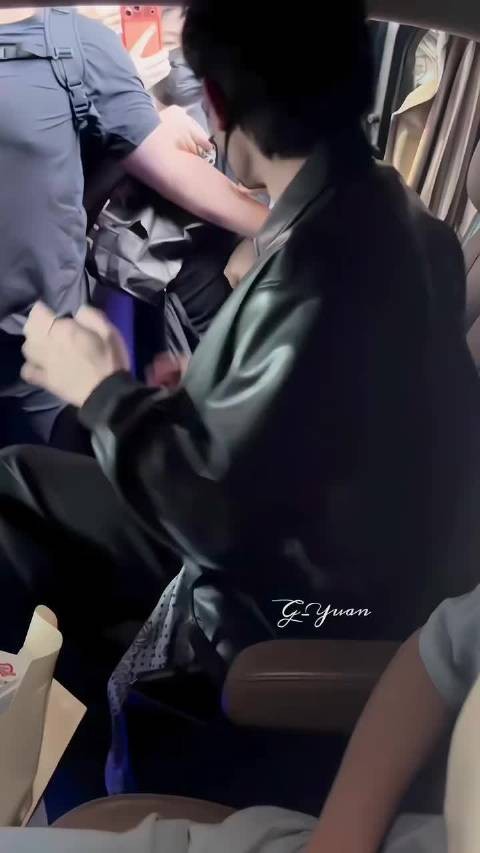 老爸这变脸术,上一秒还满眼柔情望着瞳瞳 下一秒看车窗眼神就冷下来了