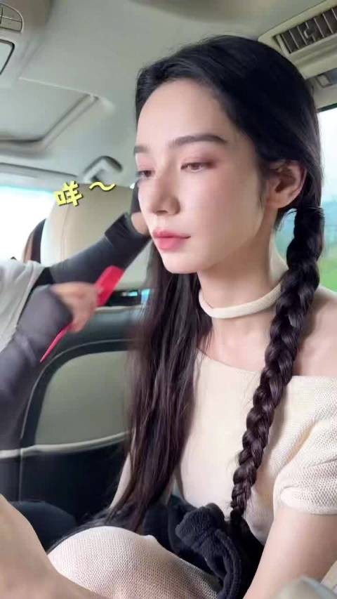 代斯今年的生日是在大凉山海拔3138米的地方拍的，哇塞美女+美景好出片！