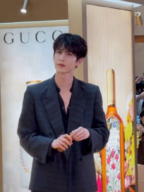 张凌赫Gucci香水站台,展示自己的喷香方式,好苏啊!