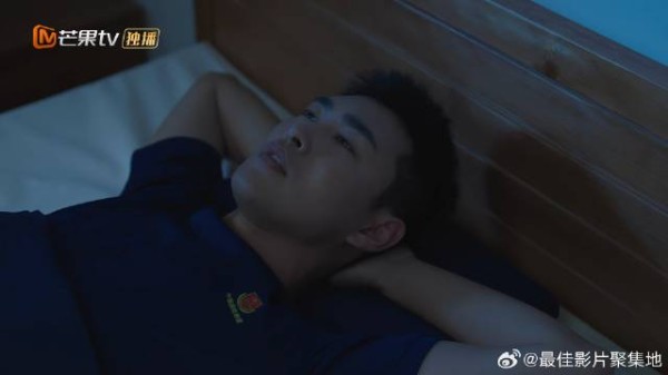 蒋峪积极安抚队员,哪料半夜自己跟自己对话,宋焰在一旁看呆