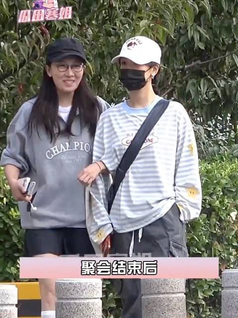 杨紫北京街头自驾宾利，与闺蜜喝下午茶