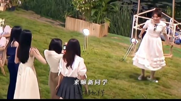 曹以恒紧跟崔凯怡,节目组剪出同框镜头