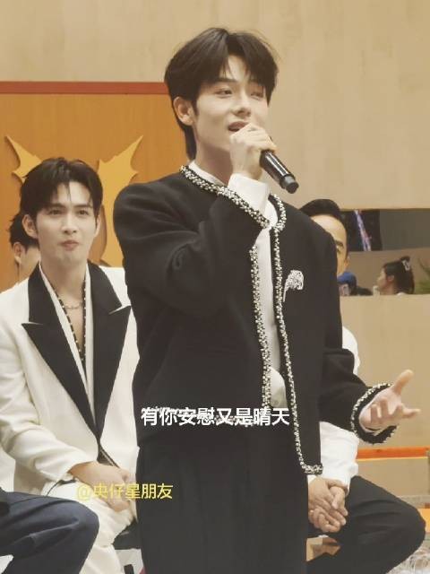 这是赛后的记者发布会吗? @张彬彬Vin 的表情亮了 我担心他会