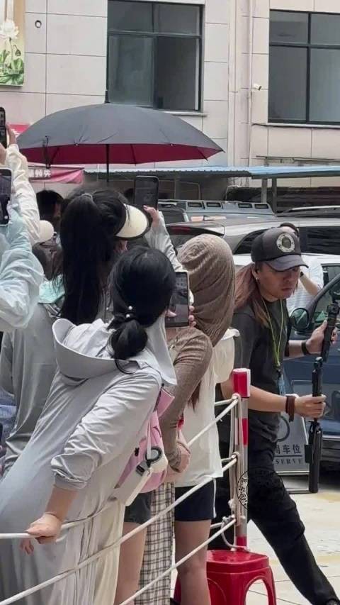 震惊！陈哲远换经纪人了，换成了李乃文&胡军 光一个上班路都莫名的有喜感