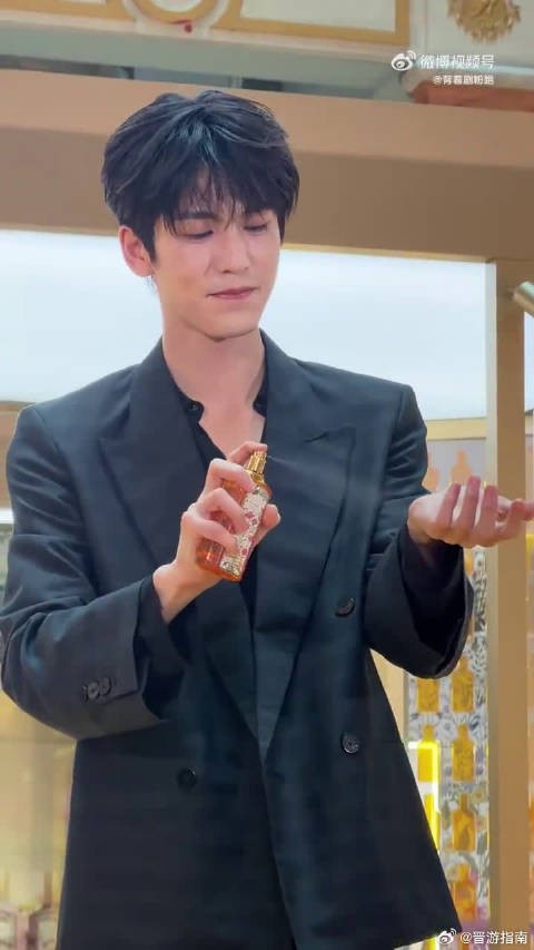 上海线下活动,张凌赫暖心配合大合影,起身手扶膝盖,愿腿伤早日完全康复