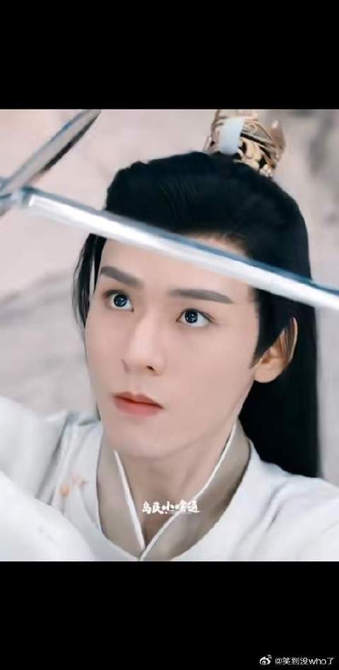 两年后,他又带着扇子和剑杀回来了