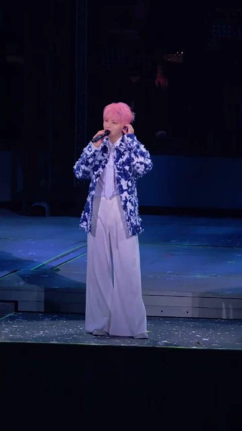 王俊凯演唱会上架一排麦录粉丝合唱声