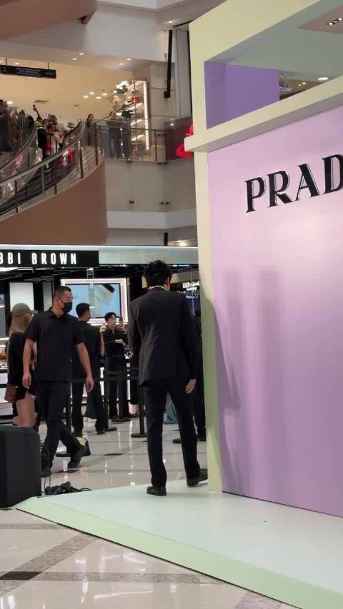 杨幂PRADA活动造型清爽干练，浅蓝衬衫小黑裙长腿亮眼