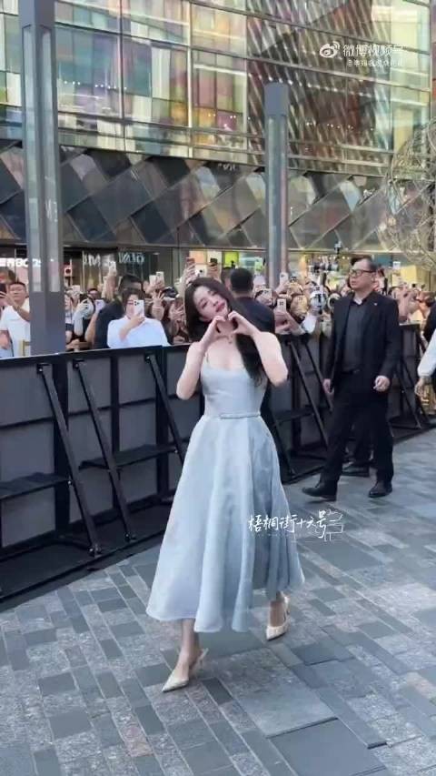 美神降临 妥妥的明艳大美女楚然~ 隔着屏幕都已经闻到船身上的香气了嘞
