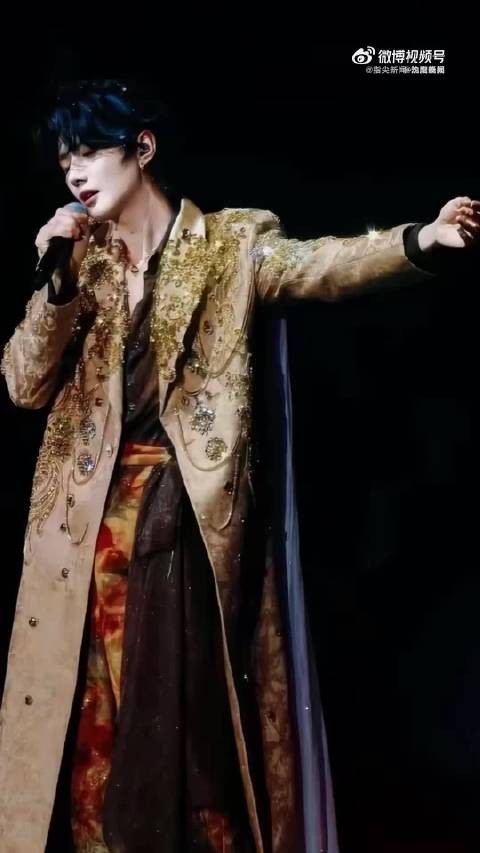 郝熠然百变造型演绎多元舞台美学