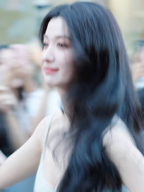 王楚然离场的时候还去收粉丝的信了