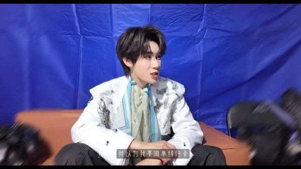 这个张真源完全小宝宝来的吧吃饭还要戴围兜,乍一看还以为是什么新造型呢