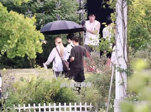 鞠婧祎今日《万花世界》现代装路透来了,今天是新造型,你期待这部剧吗?