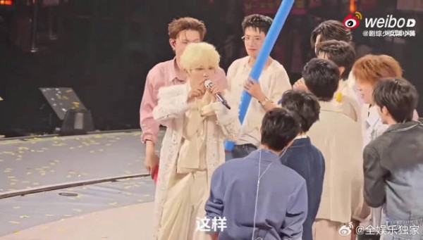 一边要应付高强度的彩排,一边还要开会沟通各种预案,休息时间被压缩得很少