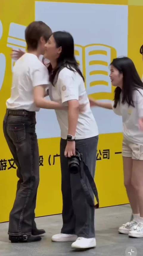 啊啊啊好羡慕被李宇春拥抱过的粉丝，还请手送礼品