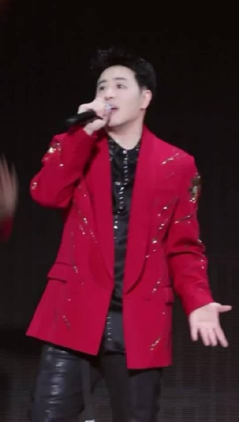 潘玮柏染粉发自称新皮肤,46岁闯武汉巡演