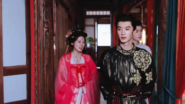 严馥之和沈知书小沈大人,也太好磕了吧,后面完全是在喝交杯酒来着的!