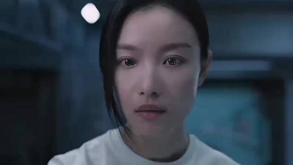 女孩发现父母庆生视频中白玫瑰同一株永远盛开如定格
