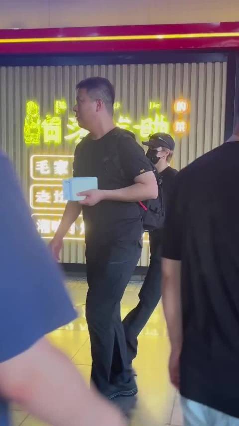 刘雨昕机场穿搭 刘雨昕简单穿搭也穿出独一份酷感，行走机场自带秀场氛围感