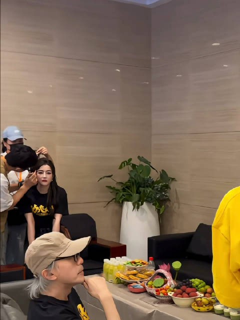 迪丽热巴功夫女足路演补妆