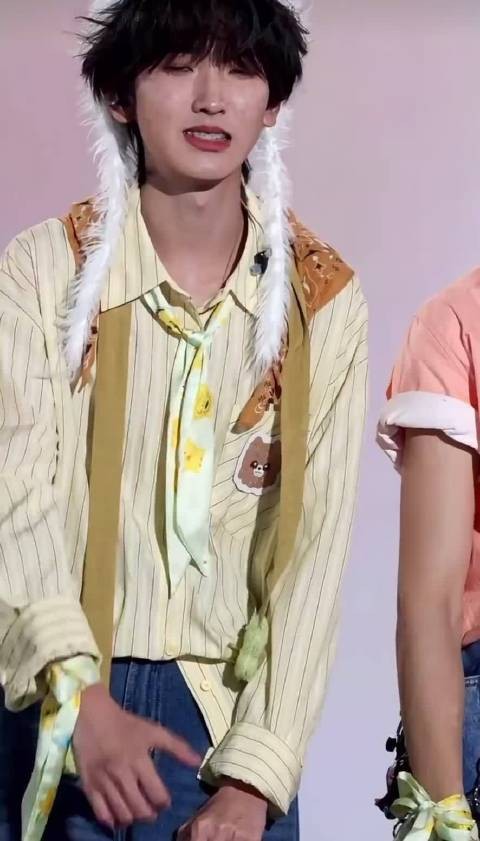 左奇函在舞台上已经明显看出来身体不舒服了