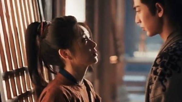 《逐玉》谢征:这一声侯爷你叫得倒是生分 曾导好会拍 谢征耸肩动情拥吻