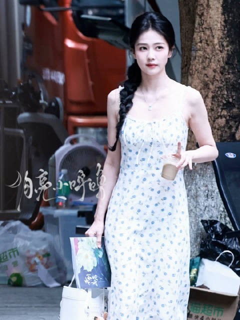 白鹿碎花裙侧编麻花辫，初恋感造型登场