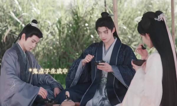 太子吃饭需三人喂,信王体验带孩子