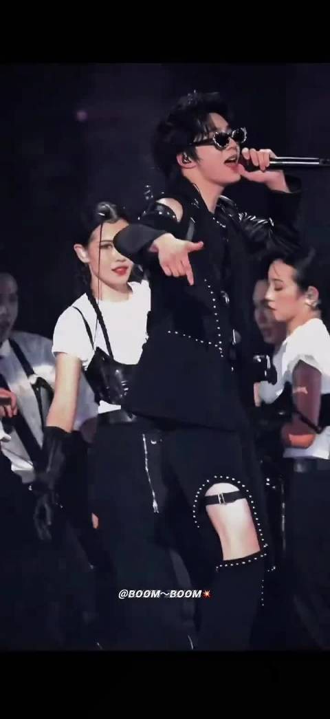 投 : 许愿这次演唱会耀文可以有穿短裤的妆造 大夏天的就要短裤!