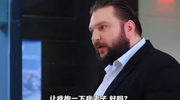 女子被挟持眨眼求救,警察读懂暗号悄然营救
