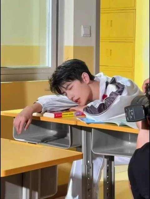 课间就看到我的crush他怎么在那趴着睡了