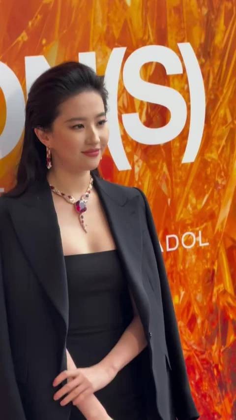 刘亦菲西装一上身,就是妥妥的霸总气