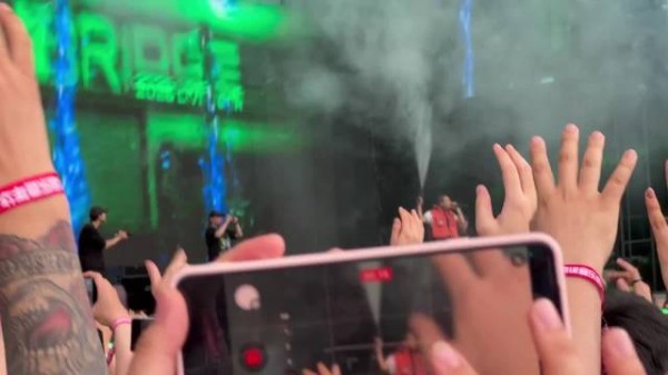 布瑞吉水枪六亲不认,topbarry与王齐铭均被滋湿