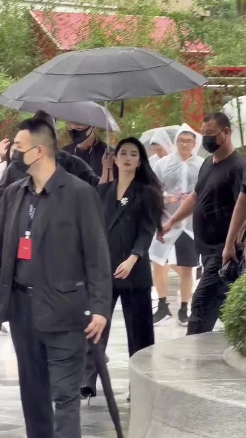 刘亦菲全黑西装亮相,白色胸花低调优雅