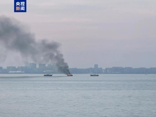琼州海峡一渔船起火 8名船员全部平安获救