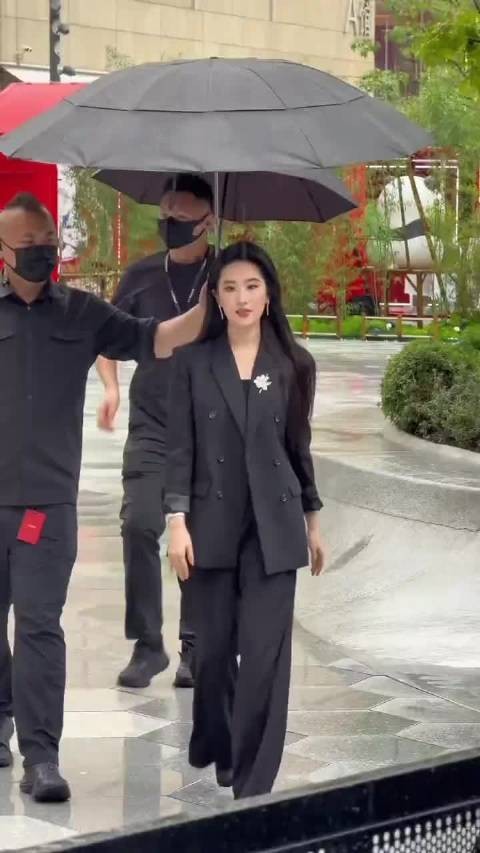 刘亦菲成都活动全员黑衣,网友称女总裁即视感