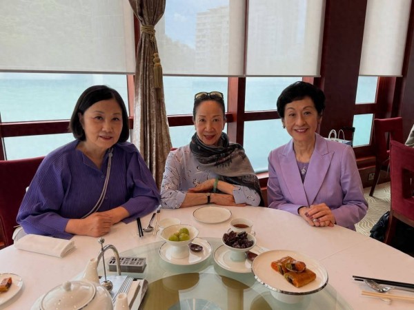 香港昔日花旦罕见现身,淡出荧幕多年状态极佳,与汪明荃相识58年