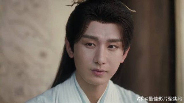 李莲花在街上看病 方多病趁机捣乱,美女出手英雄救美