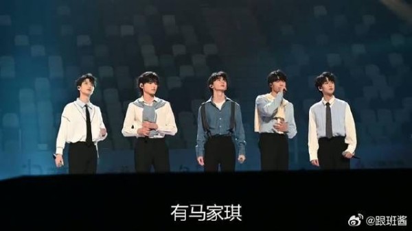 刘耀文神秘“消失”，P图失误还是拍摄角度？演唱会背后真相揭晓！